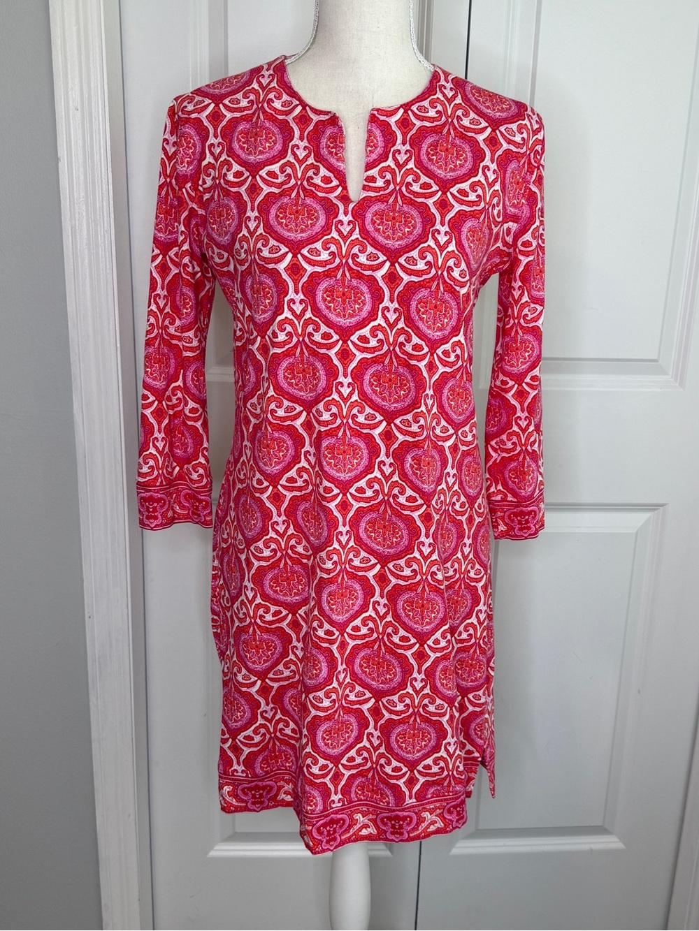 Coolibar Pink Red Tile Print Oceanside Tunic Shift Dress Small V- Neck UPF White - Picture 10 of 10